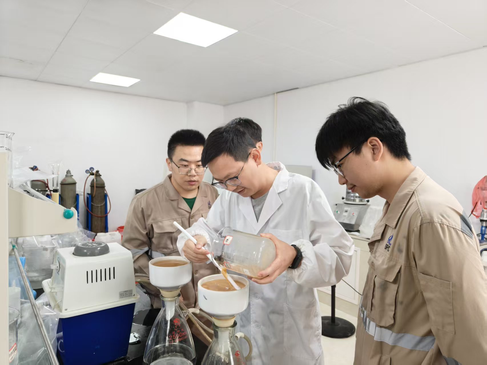 扎根锂业，攻坚路上让“锂”想花开｜XC-Sports锂业研发部90后工程师徐苗